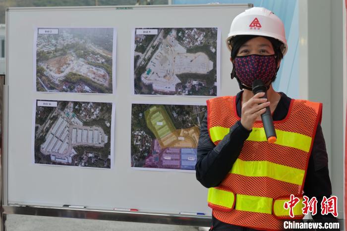 香港特區(qū)政府建筑署署長何永賢向媒體介紹社區(qū)隔離設(shè)施情況。　陳永諾 攝