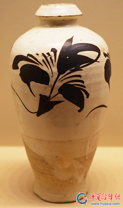 磁州窯白釉黑花長瓶