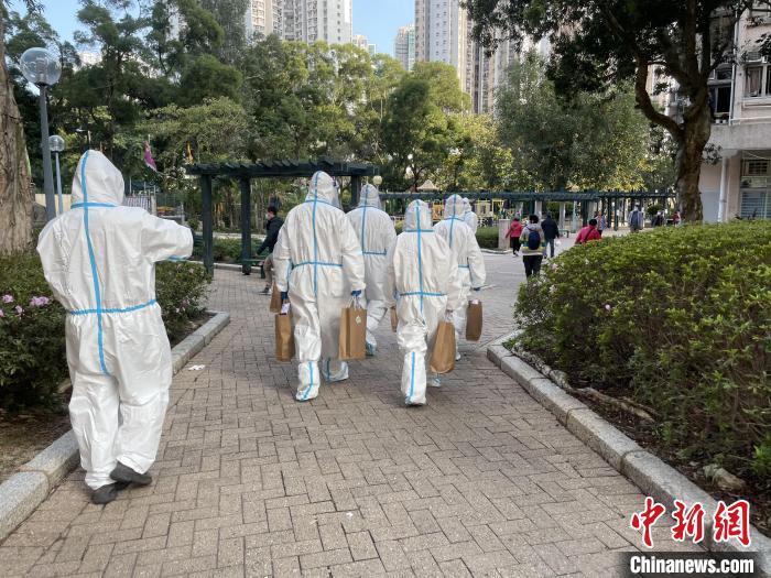 圖為吳學(xué)明帶領(lǐng)義工向?qū)④姲囊邊^(qū)確診家庭送抗疫防疫物資?！∈茉L者供圖