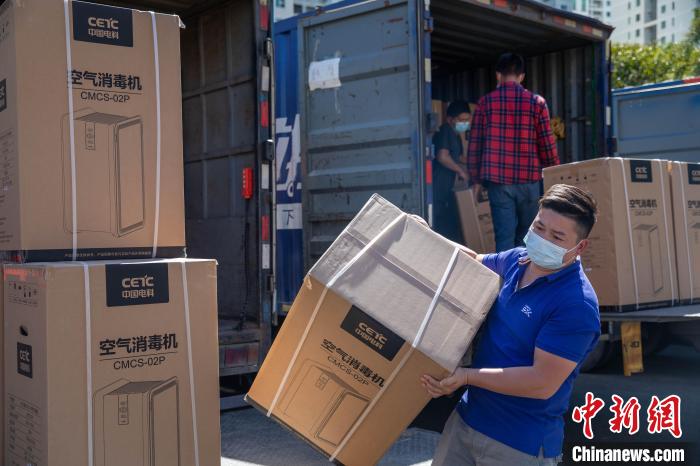 香港亞研中心向香港警察員佐級協(xié)會捐贈抗疫物資?！∠愀蹃喲兄行墓﹫D