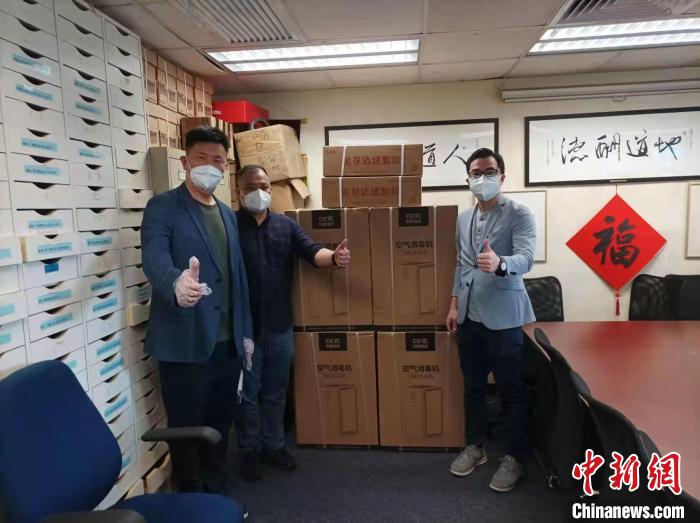 香港亞研中心向香港警察員佐級協(xié)會捐贈抗疫物資?！∠愀蹃喲兄行墓﹫D