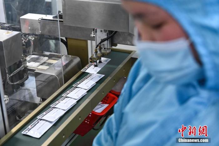 3月2日，廣東省廣州市，萬(wàn)孚生物內(nèi)的自動(dòng)化生產(chǎn)線正在生產(chǎn)供港新冠抗原檢測(cè)試劑。當(dāng)日，由萬(wàn)孚生物生產(chǎn)的600萬(wàn)人份新冠抗原檢測(cè)試劑從虎門(mén)港碼頭吊裝上船，運(yùn)往香港。 <a target='_blank' href='/'>中新社</a>記者 陳驥旻 攝
