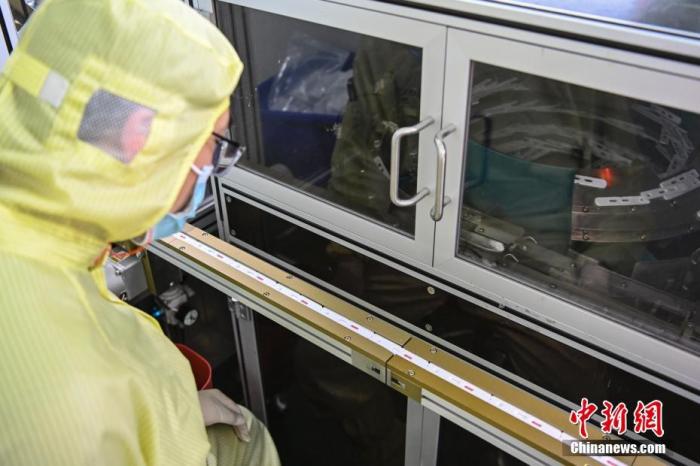 3月2日，廣東省廣州市，萬(wàn)孚生物工作人員查看供港新冠抗原檢測(cè)試劑自動(dòng)化生產(chǎn)線運(yùn)作情況。 <a target='_blank' href='/'>中新社</a>記者 陳驥旻 攝 