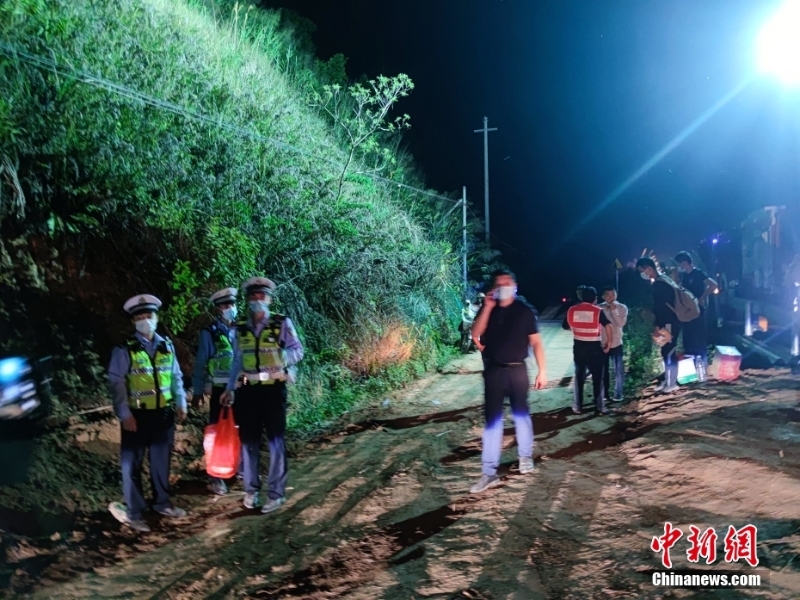 交警和施工人員在事發(fā)現(xiàn)場附近待命