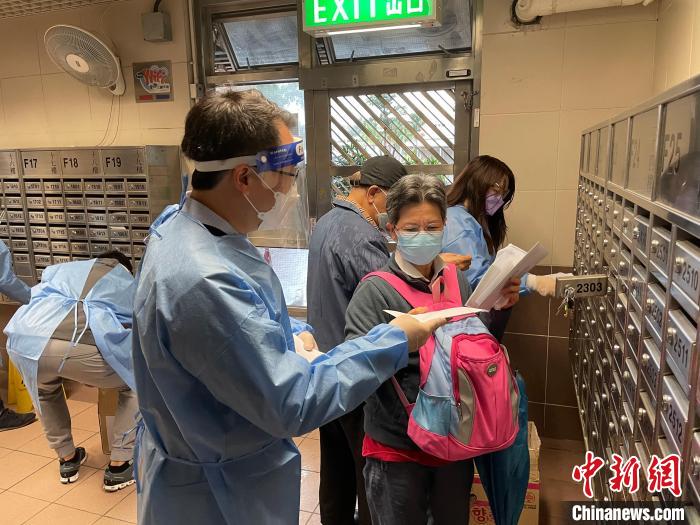 3月23日，香港僑界義工向基層街坊派發(fā)防疫抗疫物資?！∠愀蹆S界社團聯(lián)會供圖