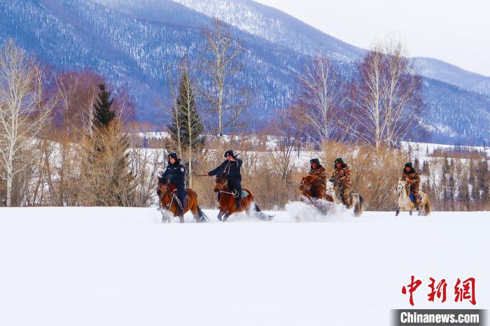 民警和護邊員對邊境前沿地帶開展巡邏。　李銘驥 攝
