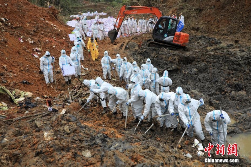 東航墜機(jī)救援現(xiàn)場(chǎng)：武警官兵分批次、分區(qū)域搜索