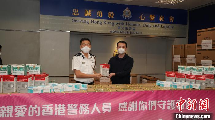 香港廣州青年總會(huì)主席霍啟文慰問黃大仙警區(qū)?！∠愀蹚V州社團(tuán)總會(huì)供圖