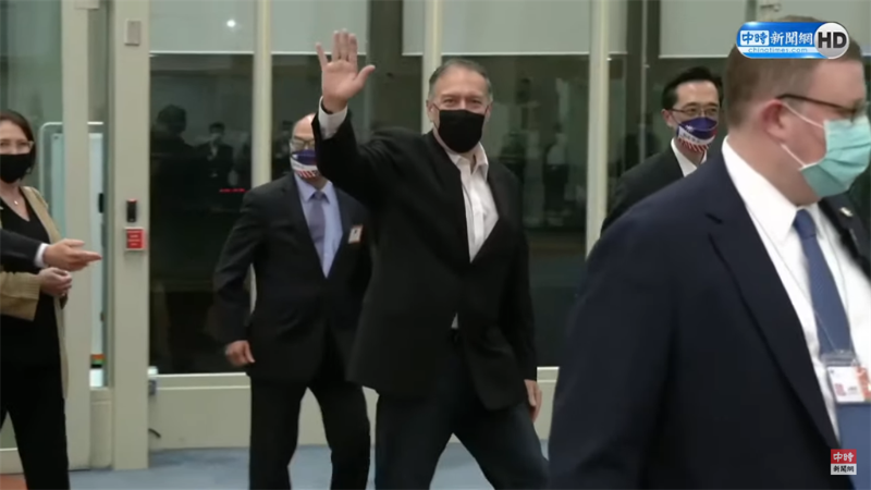 美前國務(wù)卿蓬佩奧抵桃園機場，親切揮手致意。（取自中時新聞網(wǎng)直播）.png