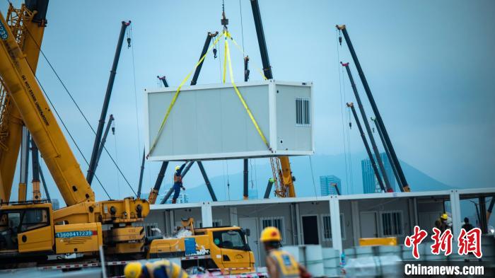 圖為箱體吊裝現(xiàn)場(chǎng)?！≈薪乒?供圖
