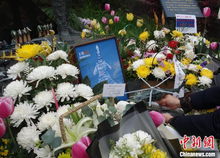 “?？招l(wèi)士”王偉犧牲21周年墓前擺滿鮮花和戰(zhàn)機(jī)模型