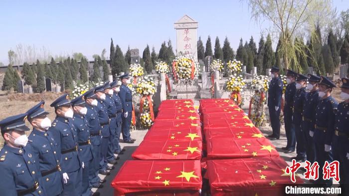禮兵護(hù)送覆蓋著國旗的烈士棺槨緩緩進(jìn)入陵園?！∑竭b縣委宣傳部供圖