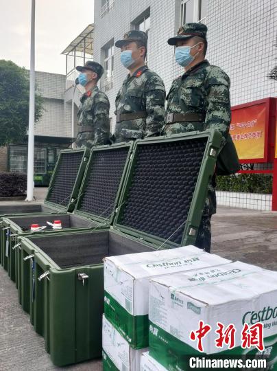 武警宜賓支隊興文中隊第一時間做好救援準備。　武警宜賓支隊興文中隊供圖