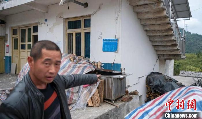 民房墻體開裂?！⒅铱?攝