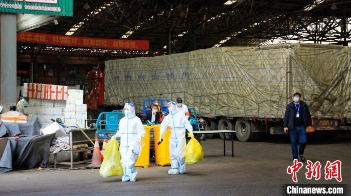 良渚蔬菜市場內(nèi)的工作人員。　臧辰庚 攝