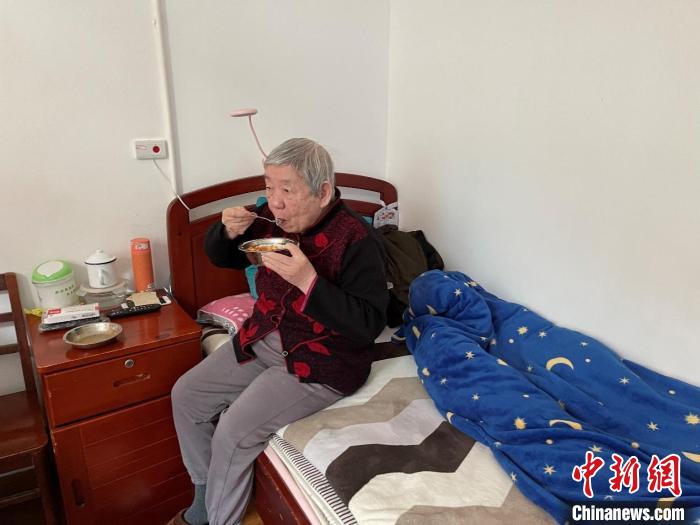 老人吃上了楊春波輸送的食材。　菜鳥物流供圖