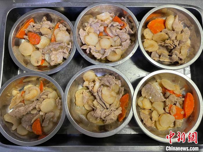 養(yǎng)老院工作人員給楊春波打的菜?！〔锁B物流供圖