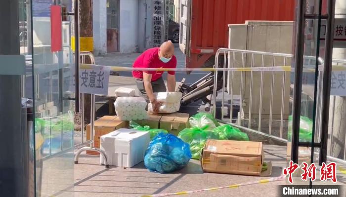 楊春波將一車物資卸貨完畢?！〔锁B物流供圖