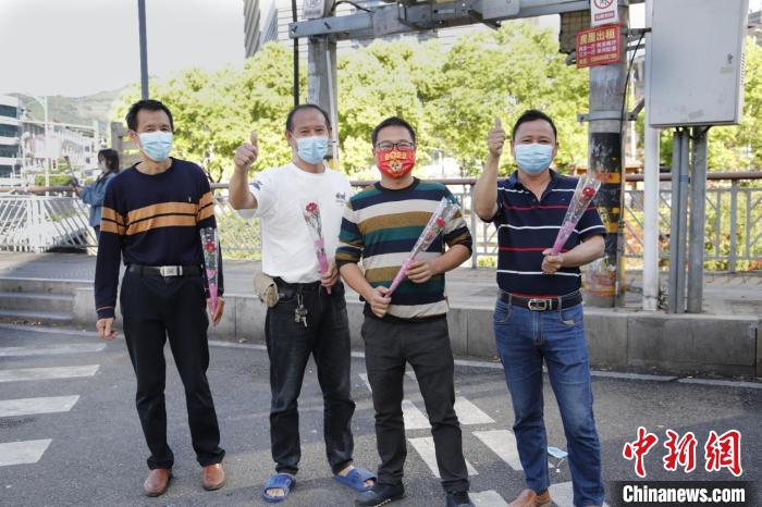 市民手持康乃馨為解封“點贊”?！￡愌欧?攝