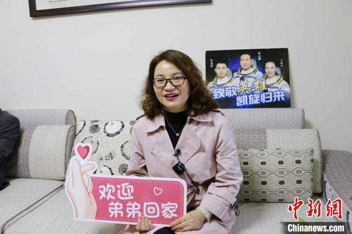 姐姐葉亞丹歡迎弟弟葉光富回家?！√旄聟^(qū)供圖