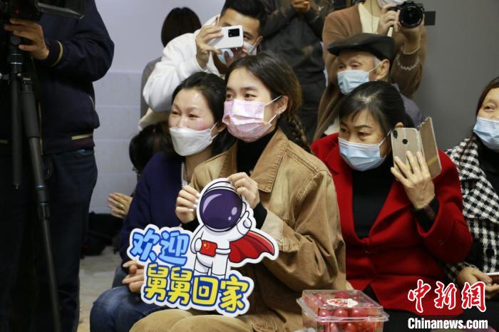 親人等待葉光富“回家”。　天府新區(qū)供圖