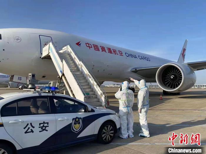 邊檢部門優(yōu)化科技通關(guān)組合舉措，實(shí)現(xiàn)機(jī)組員工“少跑腿”、貨運(yùn)航班“快裝卸”?！∩虾＿厵z總站供圖