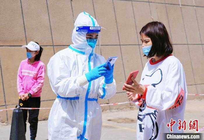 圖為防疫人員核實(shí)居民個人信息?！●R銘言 攝