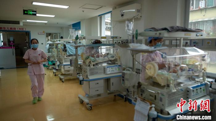 成都新生兒家庭化病房投用：父母24小時陪伴，告別“分離之苦”