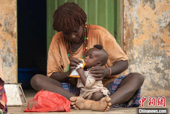 Bergi Kadi，一位7個(gè)孩子的母親和她的孩子領(lǐng)取了世界糧食計(jì)劃署分發(fā)的營(yíng)養(yǎng)品。　WFP供圖