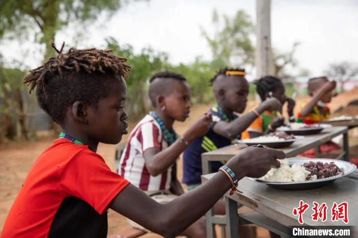 世界糧食計(jì)劃署在埃塞俄比亞南奧莫地區(qū)開(kāi)展的學(xué)校營(yíng)養(yǎng)餐項(xiàng)目的受益者?！FP供圖