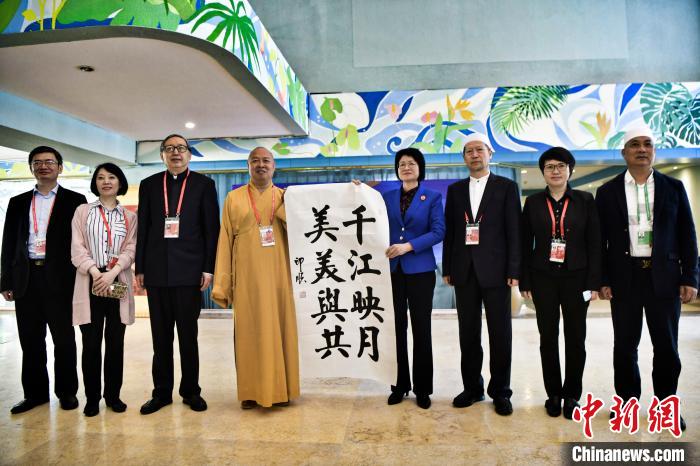 座談結(jié)束后，中國佛教協(xié)會(huì)副會(huì)長、海南省佛教協(xié)會(huì)會(huì)長印順(左四)向苻彩香(右四)贈(zèng)送書法作品?！⊥鯐员?攝