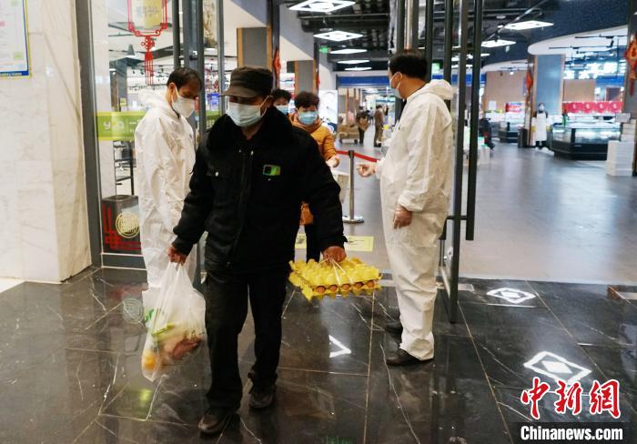 圖為市民有序離開超市。　馬銘言 攝