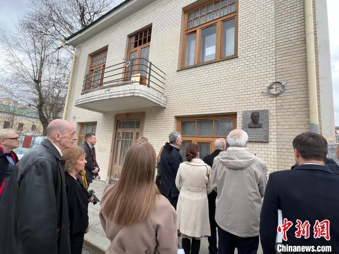 4月22日，俄各界人士在莫斯科為蘇聯(lián)著名作家、戰(zhàn)地記者瓦季姆·科熱夫尼科夫舉行牌匾揭牌儀式?！√锉?攝