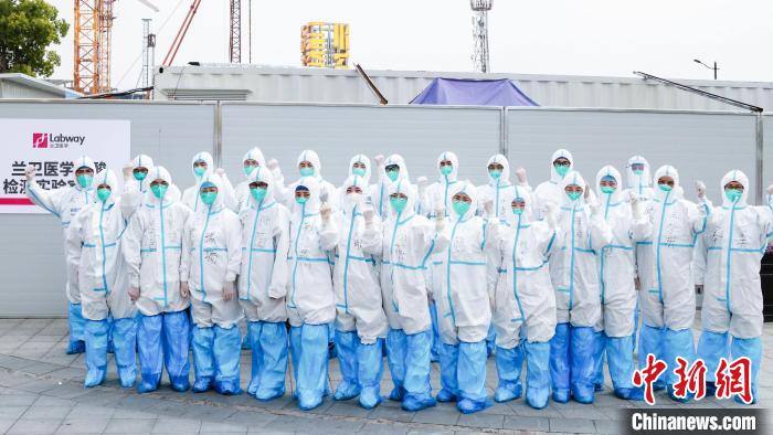 安徽省合肥市援滬核酸檢測隊(duì)隊(duì)員們在實(shí)驗(yàn)室前合影?！“册t(yī)大一附院供圖