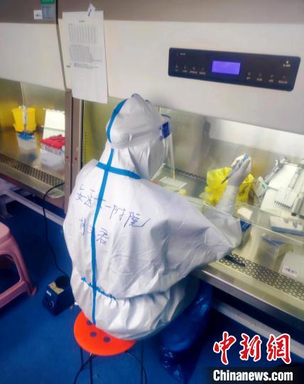 胡文君在檢測核酸檢測樣本?！“册t(yī)大一附院供圖