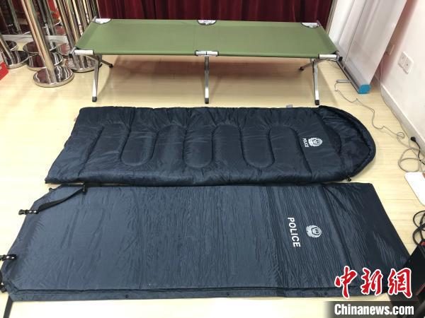 胡光參與聯(lián)系采購“安睡三件套”——睡袋、行軍床、防潮保暖墊各200套?！∩虾Ｊ形y(tǒng)戰(zhàn)部供圖