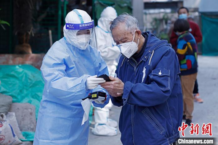 曹家堰居委會工作人員幫助老人進(jìn)行核酸檢測采樣前的個人信息登記 <a target='_blank' href='/'>中新社</a>記者 殷立勤攝 殷立勤 攝