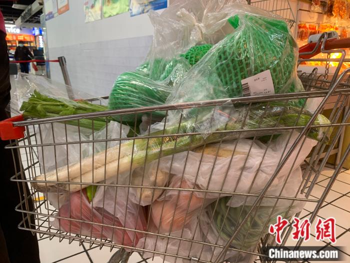25日上午，一位消費者在物美超市購買了一推車蔬菜。中新財經(jīng) 宮宏宇攝