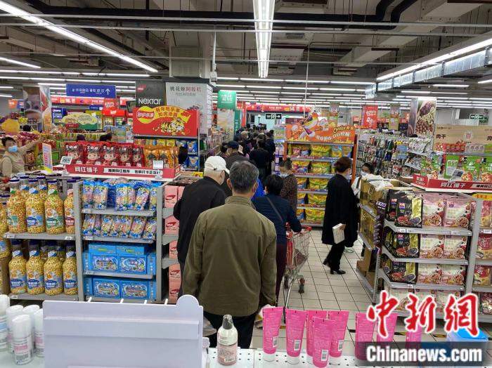 25日上午10時，一物美超市人工結(jié)賬口排起長隊。中新財經(jīng) 葛成攝