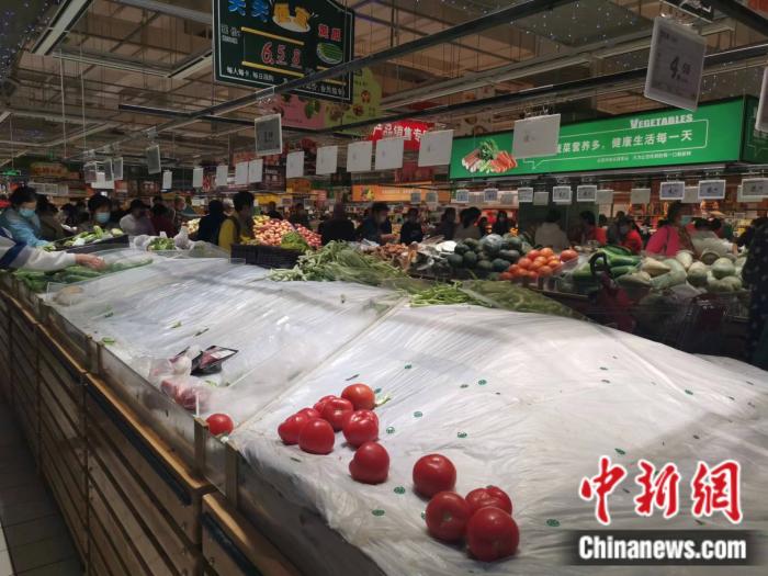 25日上午10點左右，北京豐臺區(qū)歐尚超市內(nèi)，部分蔬菜所剩無幾。 <a target='_blank' href='/' >中新網(wǎng)</a>記者 謝藝觀 攝