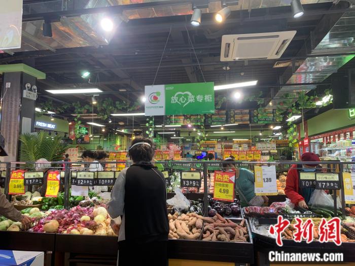 25日中午，消費者西城區(qū)甘家口附近的超市發(fā)門店內(nèi)選購蔬菜。中新財經(jīng) 宮宏宇 攝