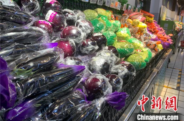 25日8時，海淀區(qū)一物美超市貨架上擺滿了蔬菜。中新財經(jīng) 宮宏宇 攝