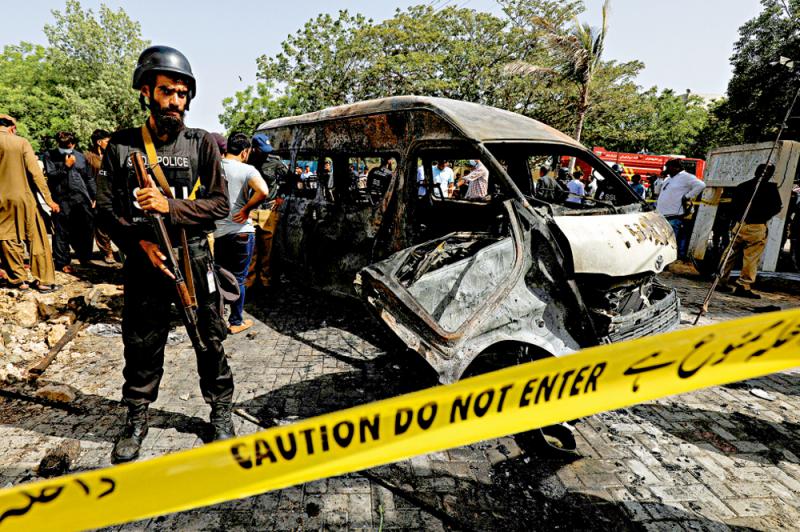 卡拉奇大學孔子學院班車26日在校內遭遇恐怖襲擊。（圖源：路透社）