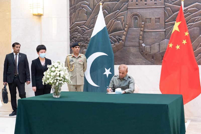 巴基斯坦總理夏巴茲就卡拉奇大學孔子學院遇襲事件赴駐巴使館吊唁（圖源：中國駐巴基斯坦大使館）