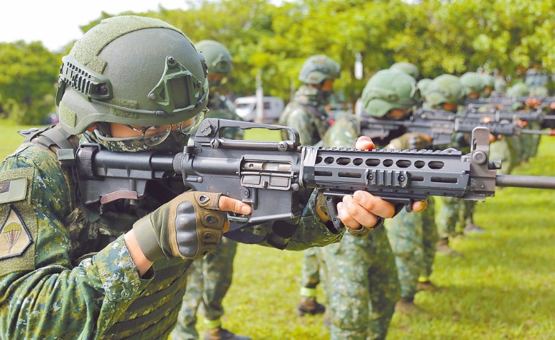 臺(tái)防衛(wèi)部門公告“全民防衛(wèi)手冊(cè)”范本，提供民眾面臨軍事危機(jī)及可能發(fā)生的災(zāi)難時(shí)緊急應(yīng)變信息。(示意圖 軍聞社) 圖片來源：臺(tái)灣“中時(shí)新聞網(wǎng)”.jpg