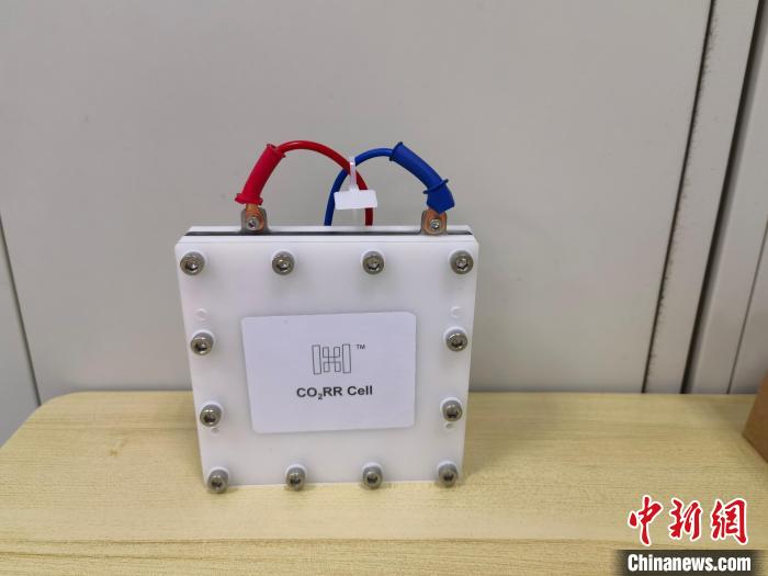 固態(tài)電解質(zhì)反應(yīng)器?！⊙芯繄F(tuán)隊(duì) 供圖