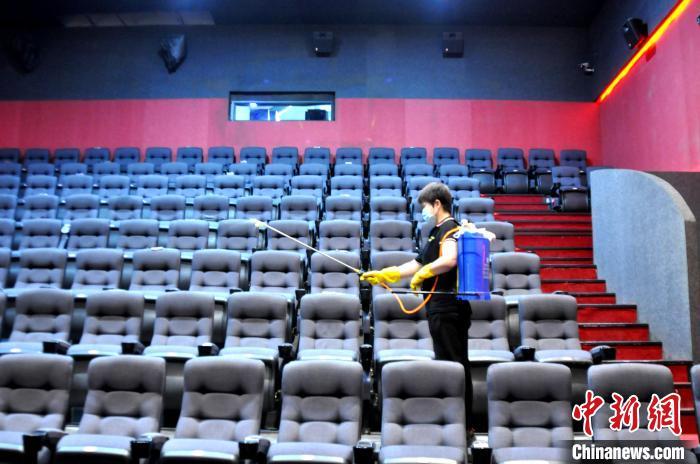 資料圖：電影院進(jìn)行消殺工作。　滕明月 攝