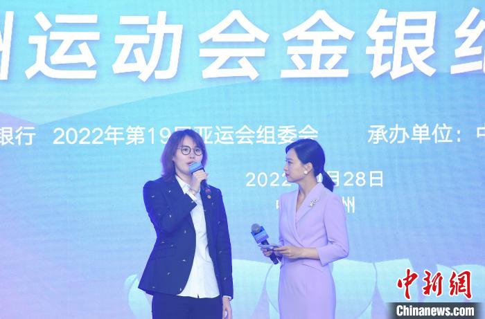 圖為：游泳世界冠軍傅園慧在發(fā)行儀式上表達對家鄉(xiāng)辦杭州亞運會的期待?！⊥鮿?攝