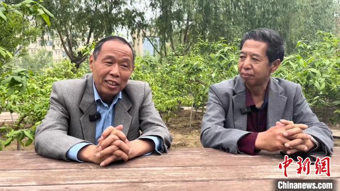 圖為胡恒生教授(左)和劉中凡教授(右)?！∩糖鸸W(xué)院供圖