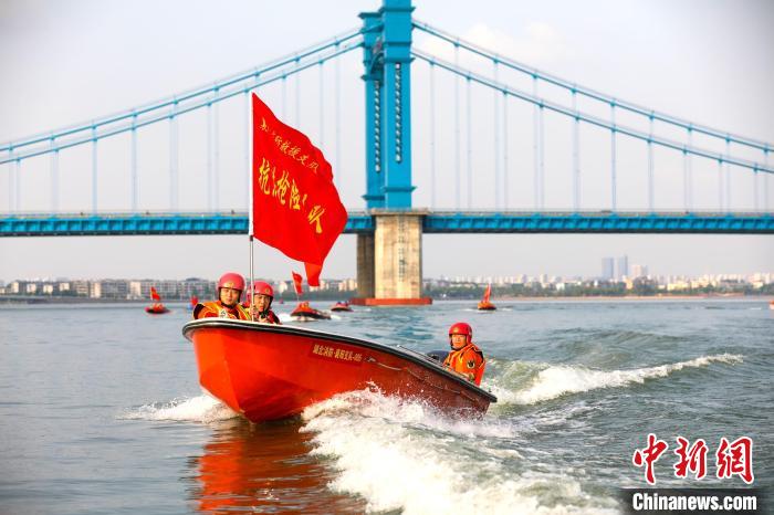 消防隊員在漢江水域開展抗洪救援實戰(zhàn)拉動演練 張巖巖 攝